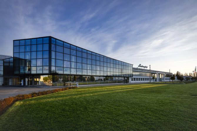 오토모빌리 람보르기니 본사 전경.