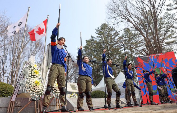 ‘가평 전투’를 소재로 한 한국·캐나다 공동 기획 청년 뮤지컬 ‘링크’의 뮤지컬 넘버 시연이 21일 경기도 가평 캐나다참전기념비 앞에서 진행되고 있다. (사진=문체부 제공).