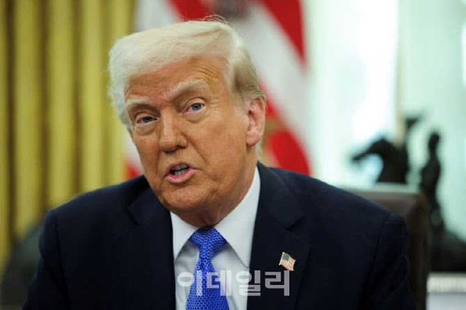 도널드 트럼프 미국 대통령이 21일(현지시간) 백악관 집무실에서 기자회견을 하고 있다. 트럼프 대통령은 다음 달 2일부터 ‘상호관세’가 예외 없이 시행된다면서도 ‘유연하게’ 적용하겠다고 강조했다. (사진=로이터 연합뉴스)