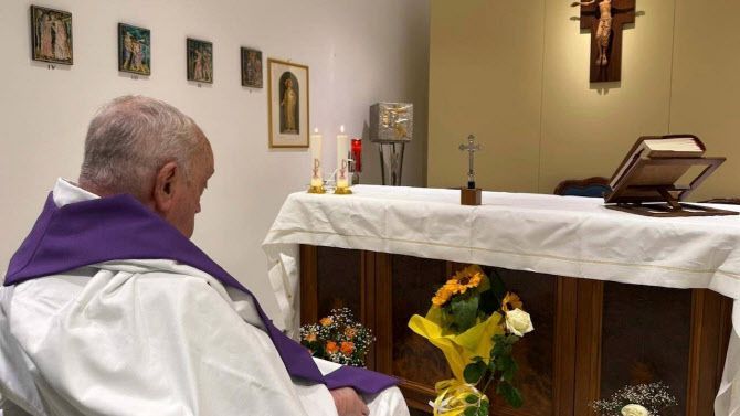 교황청 공보실이 제공한 사진으로, 프란치스코 교황이 16일(현지 시간) 로마 제멜리 병원에 있는 개인 예배당에서 미사를 집전하고 있다. (사진=AP/뉴시스).