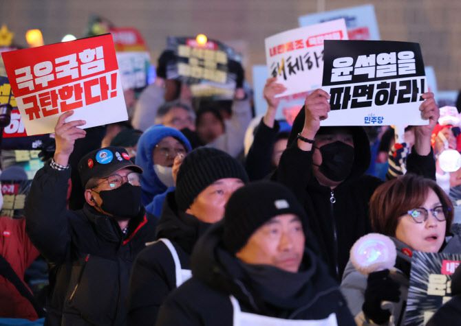 19일 서울 종로구 동십자각 앞에서 열린 ‘내란수괴 윤석열 즉각 파면 긴급행동’에서 참석자들이 윤 대통령의 탄핵을 촉구하고 있다. (사진=연합뉴스)