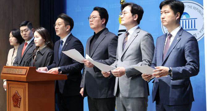 국민연금 개혁안에 반대하는 30·40세대 여야 의원들이 23일 국회 소통관에서 ‘더 나은 연금개혁을 요구하는 국회의원’이라는 이름 아래 모여 긴급 기자회견을 열고 있다. 왼쪽부터 더불어민주당 이소영, 국민의힘 김재섭, 개혁신당 이주영, 더불어민주당 전용기, 개혁신당 천하람, 더불어민주당 장철민, 국민의힘 우재준 의원. (사진=연합뉴스)