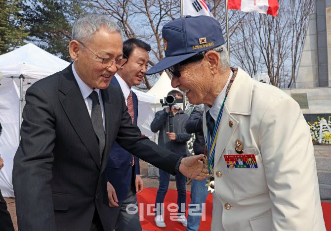 유인촌 문화체육관광부 장관은 21일 경기 가평군 캐나다전투기념비 앞에서 열린 가평 전투 소재 한국-캐나다 공동 창작뮤지컬 ‘링크(R:LINK)’ 제작발표회에 참석해 가평 전투 당시 참전 용사였던 김승국 씨와 인사를 나누고 있다. (사진=문체부 제공).