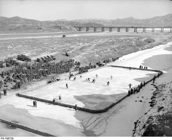 1952년 겨울 한국전에 참전한 캐나다 육군 프린세스 패트리샤 경보병연대와 왕립22연대 부대원들이 임진강에서 ’임진클래식‘ 하키 경기를 열고 있는 모습. (사진=주한캐나다대사관 제공).