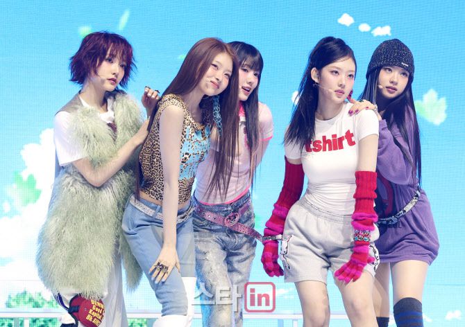 그룹 키키(kiiikiii)가 24일 서울 용산구 블루스퀘어에서 가진 첫 번째 미니 앨범 ‘언컷 ’ 발매 쇼케이스에서 무대를 선보이고 있다.(사진=이영훈 기자)