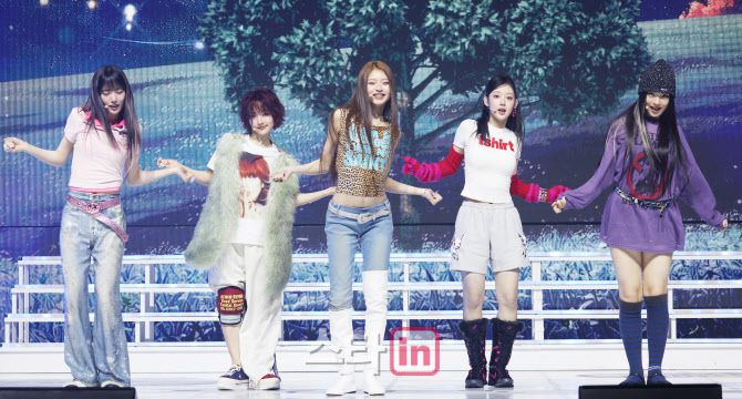 그룹 키키(kiiikiii)가 24일 서울 용산구 블루스퀘어에서 가진 첫 번째 미니 앨범 ‘언컷 ’ 발매 쇼케이스에서 무대를 선보이고 있다.(사진=이영훈 기자)