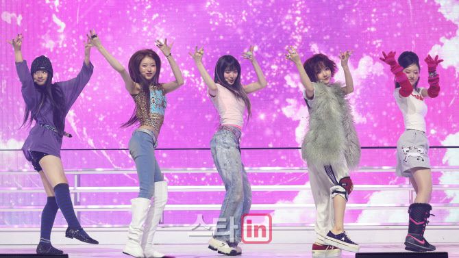 그룹 키키(kiiikiii)가 24일 서울 용산구 블루스퀘어에서 가진 첫 번째 미니 앨범 ‘언컷 ’ 발매 쇼케이스에서 무대를 선보이고 있다.(사진=이영훈 기자)
