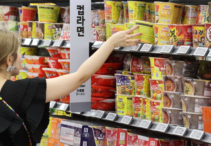 서울 한 대형마트에서 라면을 고르는 외국인 관광객의 모습. (사진=연합뉴스)