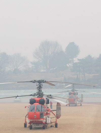 경북 의성군 대형 산불 발생 사흘째인 24일 의성군 종합운동장에서 산불 진화 헬기가 산불로 인한 짙은 연무 탓에 이륙이 지연되고 있다. (사진=연합뉴스 제공)