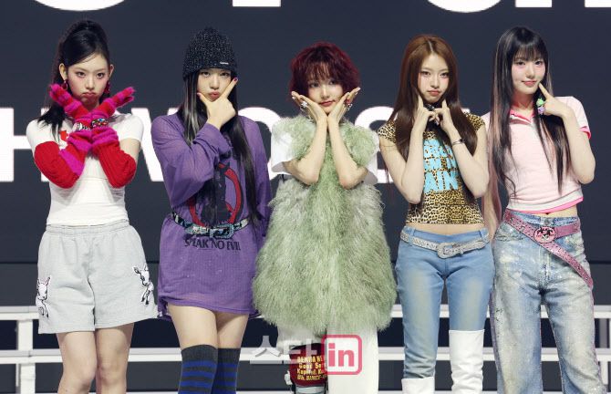 그룹 키키(kiiikiii)가 24일 서울 용산구 블루스퀘어에서 가진 첫 번째 미니 앨범 ‘언컷 ’ 발매 쇼케이스에서 포즈를 취하고 있다.(사진=이영훈 기자)