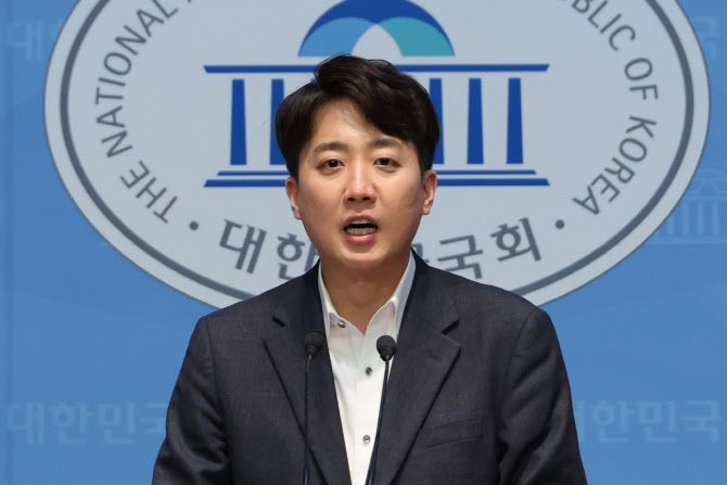 이준석 개혁신당 의원이 11일 서울 여의도 국회 소통관에서 고위공직자법죄수사처 폐지법 발의 취지를 설명하고 있다.(사진=연합뉴스)
