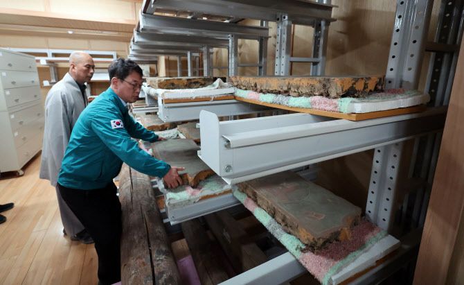 경북 의성에서 시작한 산불이 안동까지 확산한 25일 최응천 국가유산청장이 봉정사를 방문해 불상, 불화 등 문화유산을 살펴보고 있다. (사진=연합뉴스)