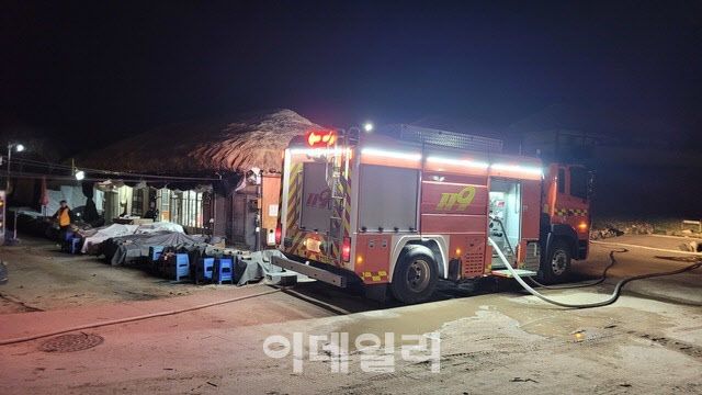 15일 유네스코 세계유산로 등재된 안동 하회마을에 산불 피해 예방을 위해 소방차가 대기하고 있다. (사진=국가유산청)
