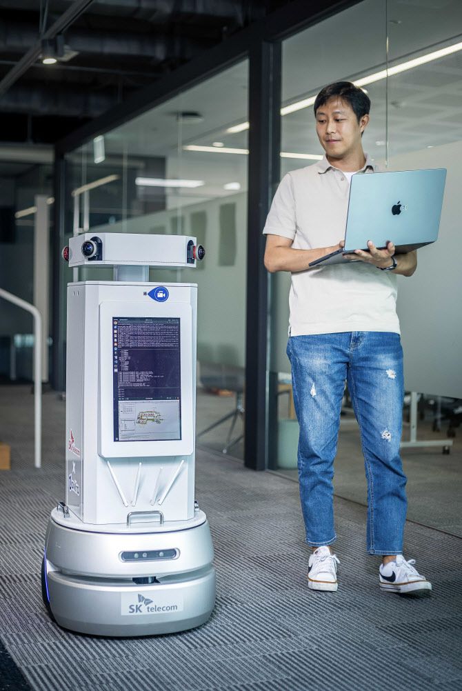 SKT 지원이 텔코 에지 AI 기반 자율주행 로봇 기술을 실증하고 있는 모습(사진=SKT)