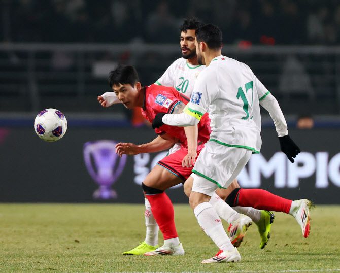 20일 경기도 고양종합운동장에서 열린 2026 북중미 월드컵 아시아 3차 예선 B조 7차전 대한민국과 오만의 경기. 설영우가 오만 선수 사이에서 공을 뺏어내고 있다. 사진=연합뉴스