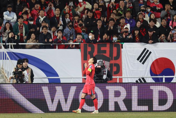 25일 수원월드컵경기장에서 열린 2026 북중미 월드컵 아시아 3차 예선 B조 8차전 대한민국과 요르단의 경기. 후반전 한국 손흥민이 경기가 뜻대로 풀리지 않자 아쉬워하고 있다. 사진=연합뉴스