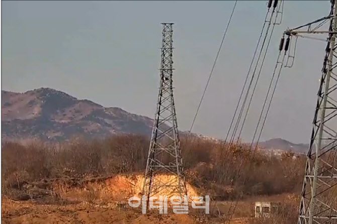 철거하지 않은 DMZ 내 경의선 34번 송전탑에 감시카메라를 설치했다. (사진=합참)