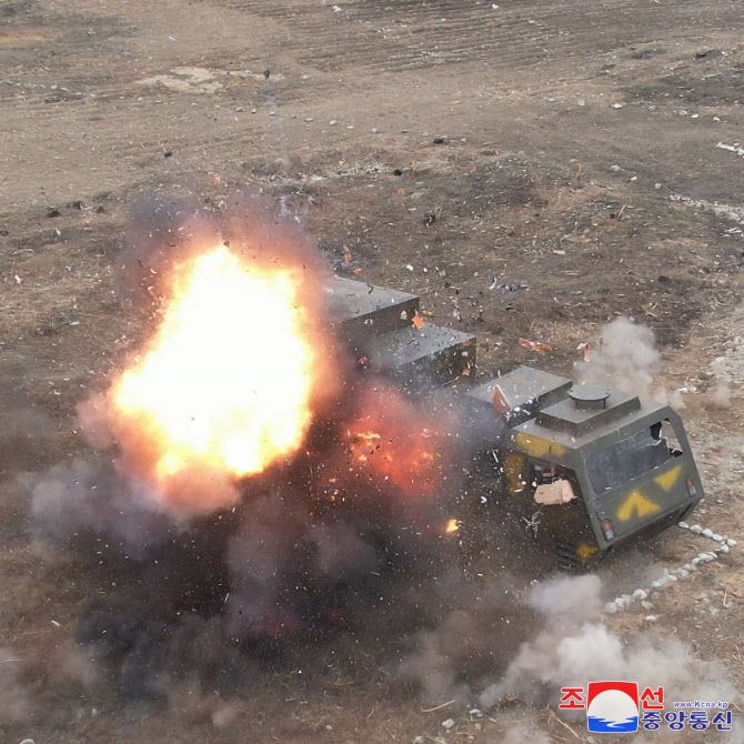 김정은 북한 국무위원장이 지난 25~26일 새로 개발·생산하고 있는 무인항공기술연합체와 탐지전자전연구집단의 국방과학연구사업을 지도했다고 조선중앙통신이 27일 보도한 사진이다. 자폭형 무인기가 목표를 타격한 모습 (사진=연합뉴스)