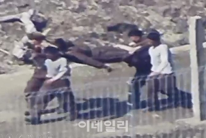 최근 동부전선 작업 중 지뢰폭발로 사상자가 발생해 들것으로 후송하고 있는 북한군 (사진=합참)