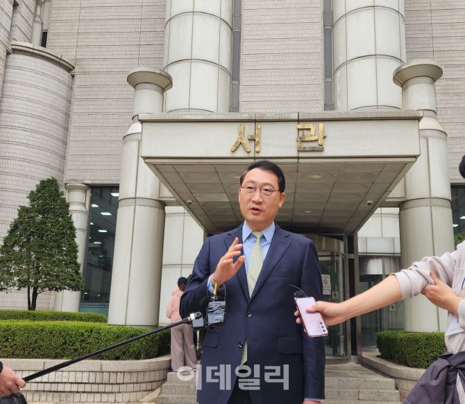 27일 서울중앙지법 서관 앞에서 김우석 법무법인 명진 대표변호사가 기자회견을 하고 있다. (사진=백주아 기자)