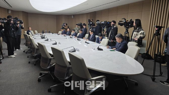 산업부 관계자들이 27일 서울 중구 대한상공회의소 EC룸에서 긴급 대책회의를 준비하고 있다.(사진=김형욱 기자)