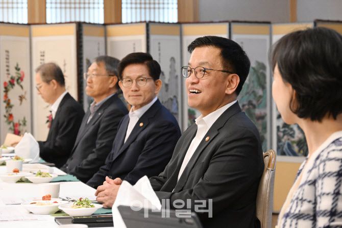 최상목 부총리 겸 기획재정부 장관이 27일 서울 종로구 정부서울청사에서 열린 ‘일자리창출 우수 9개 기업 대표 오찬간담회’에서 모두발언을 하고 있다. (사진=기획재정부)