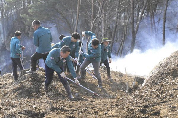 화재 현장에서 정리 중인 회영일 순창 군수 ( 사진=순창군)