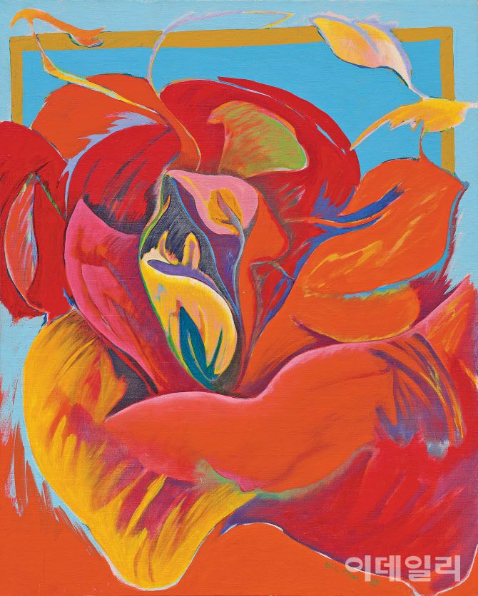 최욱경의 ‘빨간꽃’(1984). 세상을 떠나기 한 해 전 그린 불꽃같은 작품이다. 꽃이 가진 구조적 배열과 질서, 꽃잎의 형태와 색상, 또 이 모두의 조화에 관심을 가졌던 때다. 해부학적인 형상을 파고들었던 여느 작품에 비해 붉게 타오르는 듯한 강렬한 색상이 유독 시선을 끈다. 캔버스에 아크릴릭 물감, 100×80㎝. 국립현대미술관 소장.