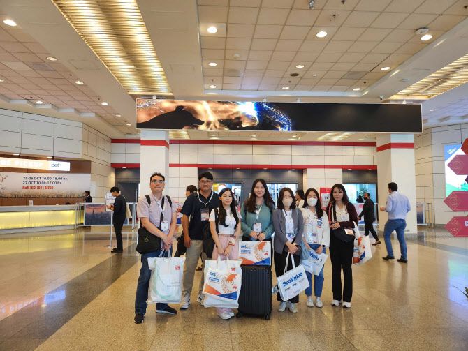네츄럴코어 임직원들이 해외 박람회 참관 후 기념사진을 촬영하고 있다. (사진=네츄럴코어)
