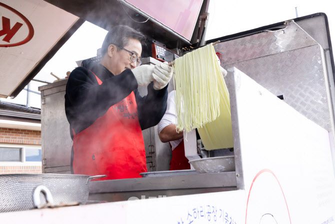김동연 경기도지사가 29일 경북 안동시 임하면 복지회관에서 산불 이재민들에게 대접할 짜장면을 직접 삶고 있다.(사진=경기도)