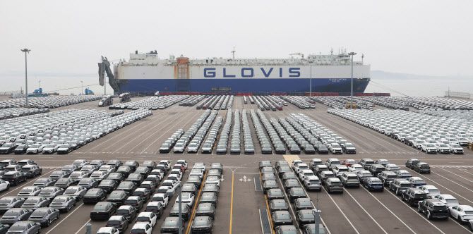 도널드 트럼프 미국 대통령이 외국산 자동차에 대한 25％ 관세 부과를 공식화한 27일 경기도 평택항에 수출용 자동차들에 세워져 있다. (사진=연합)