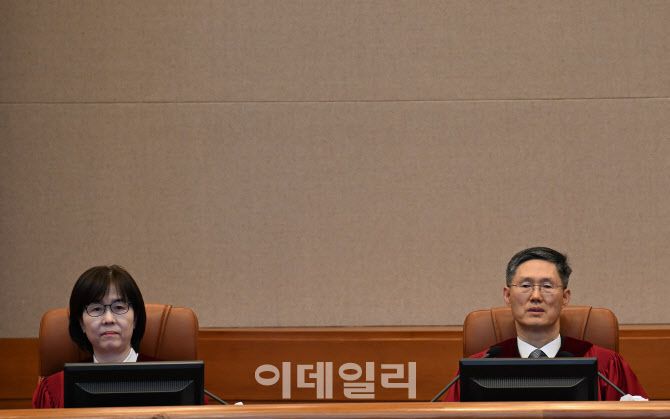 문형배 헌법재판소장 직무대행과 이미선 재판관이 지난달 20일 오후 서울 종로구 헌법재판소에서 열린 윤 대통령 탄핵심판 10차 변론에 자리하고 있다. (사진=공동취재단)