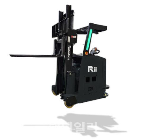 리보틱스가 자체 개발해 이르면 연내 선보일 ‘자율주행로봇 지게차’ 모습.(사진=리보틱스)