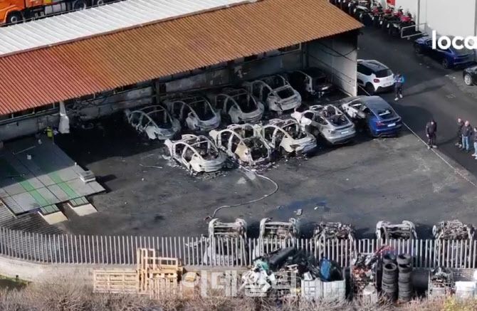 불에 탄 테슬라 차량들. SNS 갈무리