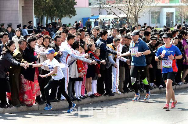 2017년 4월 9일 열린 평양국제마라톤경기대회에서 외국인 참가자들이 평양시민들의 환영을 받고 있다.[조선중앙통신=연합뉴스]