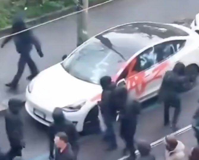 밀라노에서 테슬라 차량 공격하는 반파쇼 활동가들. NS갈무리