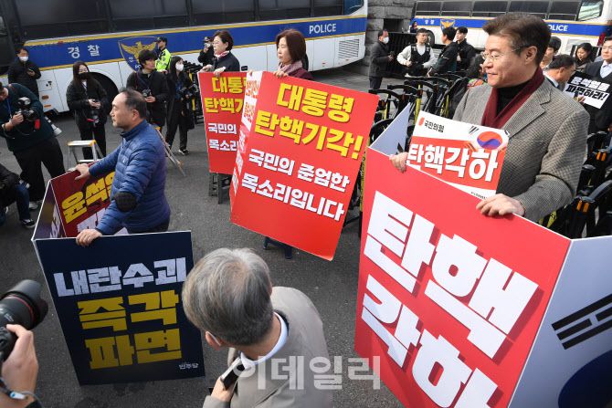 지난 24일 오전 서울 종로구 재동 헌법재판소 앞에서 김정재(뒤쪽 왼쪽부터), 김미애 국민의힘 의원이 윤석열 대통령 탄핵에 반대하는 피켓을 들고 있다. 앞쪽은 윤 대통령 탄핵을 촉구하는 김원이 더불어민주당 의원. (사진=이데일리 이영훈 기자)