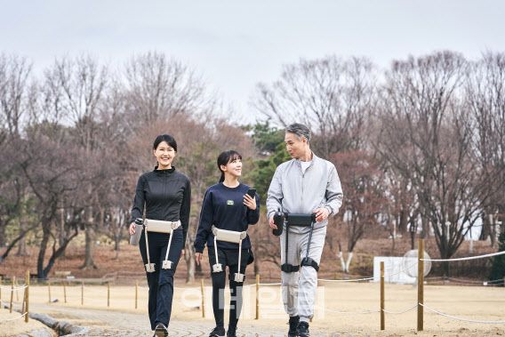 위로보틱스의 개인용 보행보조 웨어러블 로봇 ‘윔(WIM)’을 착용하고 산책하는 모습.(사진=위로보틱스)