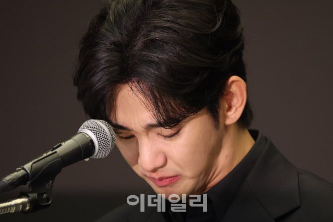 [이데일리 스타in 이영훈 기자] 배우 김수현이 31일 오후 서울 마포구 스탠포드 호텔에서 기자회견을 열고 미성년자였던 고 김새론과 교제했다는 의혹 등에 대해 입장을 밝히고 있다.