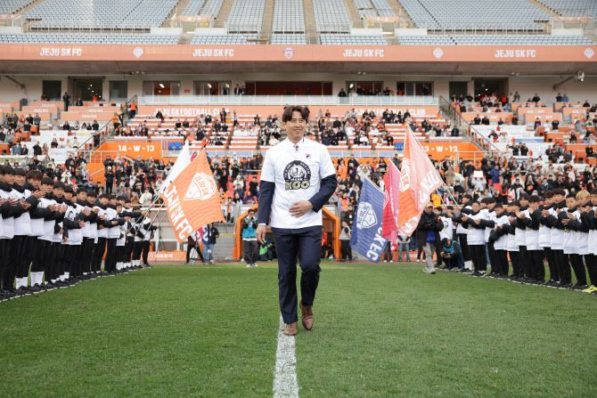구자철이 은퇴식을 위해 입장하고 있다. 사진=제주SK
