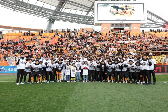 구자철과 선수단이 팬들과 기념 사진을 찍고 있다. 사진=제주SK