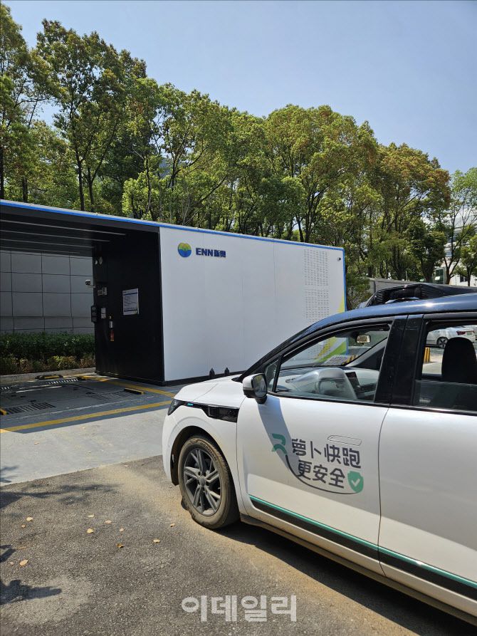 중국 우한의 한 배터리 교환소에서 로보택시가 진입하고 있다. (사진=이데일리 이명철 특파원)