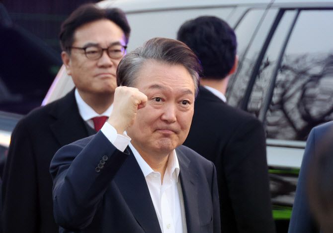 서울구치소에서 석방된 윤석열 대통령이 8일 서울 한남동 관저 앞에서 차에서 내려 지지자들에게 손을 들어 보이고 있다. (사진 = 연합뉴스)