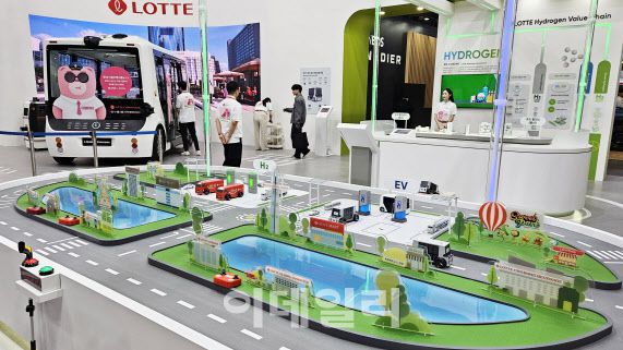 3일 경기 고양시 킨텍스에서 열린 ‘2025 서울모빌리티쇼’에 처음 참가한 롯데그룹이 미래 모빌리티 산업 기술과 생태계를 소개하고 있다.(사진=김범준 기자)