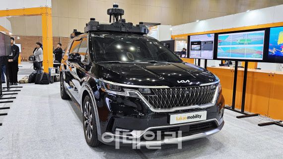 3일 경기 고양시 킨텍스에서 열린 ‘2025 서울모빌리티쇼’ 자율주행 특별관에서 카카오모빌리티가 데이터 수집 시스템을 탑재한 자율주행차량을 전시하고 있다.(사진=김범준 기자)