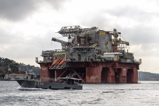 마셜제도 국기를 달고 있는 트랜스오션 바렌츠 초심해 반잠수식 시추선이 보스포러스 해협을 항해하고 있다.(사진=AFP)