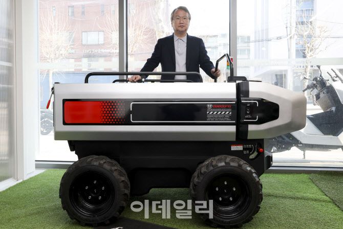 여준구 대동로보틱스 대표가 자체 개발한 농업용 운반로봇 ‘RT100’ 앞에서 포즈를 취하고 있다. (사진= 이영훈 기자)