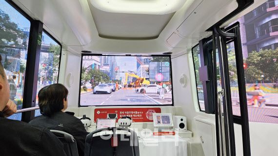 3일 경기 고양시 킨텍스에서 열린 ‘2025 서울모빌리티쇼’ 롯데 전시 부스에서 롯데이노베이트 자율주행셔틀 ‘리모(가칭)’에 자사 메타버스 플랫폼 ‘칼리버스’를 접목해 가상 주행 환경을 시뮬레이션하고 있다.(사진=김범준 기자)