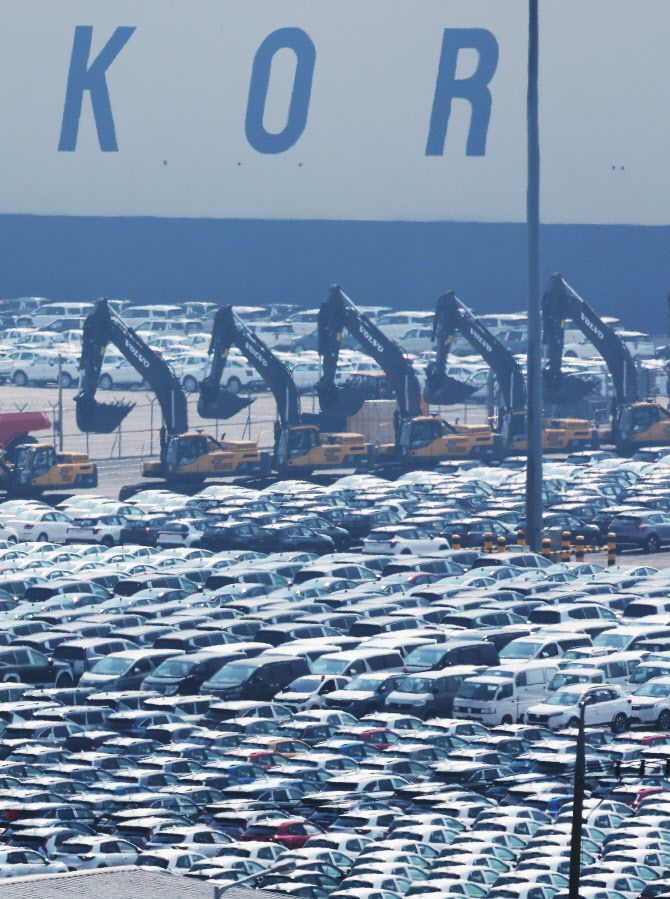 도널드 트럼프 미국 대통령이 지난달 26일 발표한 자동차에 대한 25% 관세가 정식 발효된 3일 경기도 평택항에 수출용 자동차가 세워져 있다. 트럼프 대통령은 이날 한국산 수입품에 25%의 상호관세 부과도 발표했다. 2025.4.3 자료사진=연합뉴스