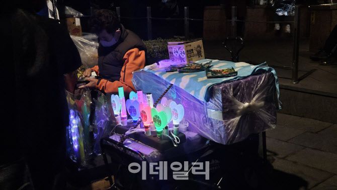 집회 현장에서는 상인들이 가판을 깔거나, 손수레를 끌고 다니면서 응원봉을 팔았다. (사진=방보경 기자)